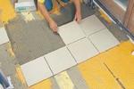 Układanie płytek ceramicznych. Jakie cechy wyróżniają dobry klej do płytek